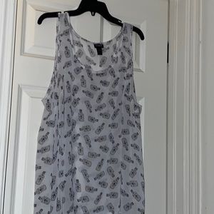 Woman’s hi-low top